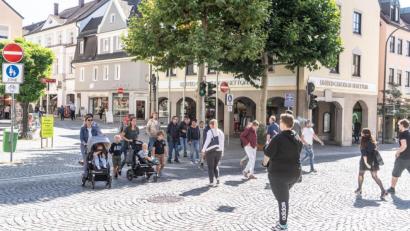 Bild: Lukas Meister
Nur bei Grün: Viele Passanten erkennen die neue Drückfunktion der Fußgängerampel am Issy-les-Moulineaux-Platz nicht - und warten vergeblich auf ein Lichtsignal.