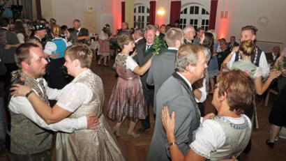 Bild: Dobmeier
Mit der Schützen-Liesel-Polka eröffnen die Königspaare den ONG-Gauball.