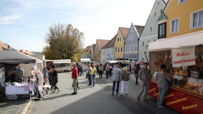 Bild: njn
Zum Bummeln über den Unteren Markt lud der Michaeli-Markt am Kirchweihsonntag ein.