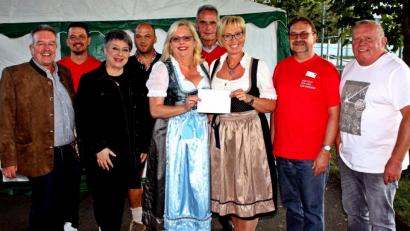 Bild: R. Kreuzer
Die Jury und Ehrengäste mit den beiden Gewinnerinnen zur Dirndlprämierung, Dagmar Nachtigall und Sabine Zeidler.