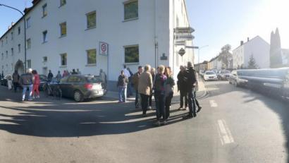 Bild: Gabi Schönberger
Eine wirklich gefährliche Ecke. Fußgänger und Radfahrer, die aus der Siechenstraße (links) kommen, müssen sich weit in die stark und schnell befahrene Schweigerstraße (rechts) hineintasten.