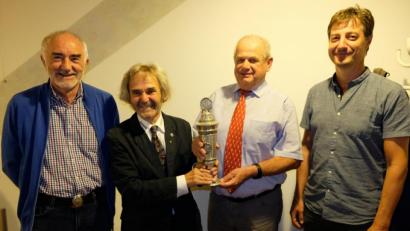 Bild: mab
Hans Tranitz (Zweiter von rechts) nahm die Glückwünsche und den Pokal von Edgar Mulzer (links), Spartenleiter Heinrich Federer (Zweiter von links) und Mannschaftsführer Bernhard Kraus (rechts) entgegen.