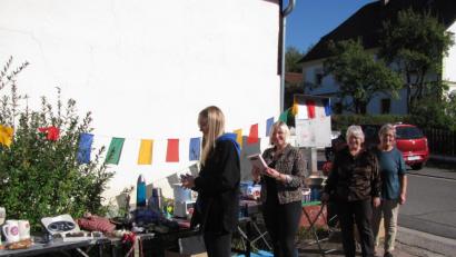 Bild: sei
Bei herrlichem Wetter findet am Samstag der Bachstraßenflohmarkt statt. In der Pergola von Ingrid Zwerenz (Zweite von rechts) wird ein Film vom Bachstraßenfest 1990 gezeigt, der bei vielen Nachbarn für Erheiterung sorgt.