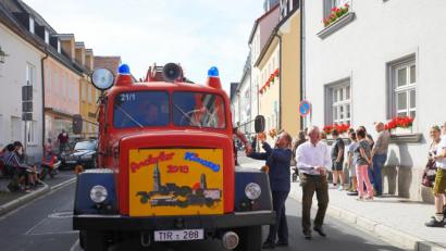 Bild: JOCHEN NEUMANN 
ERBENDORF
Das Feuerwehrurgestein Josef Kastner lenkte den über 50 Jahre alten Feuerwehr-Magirus. Mit auf dem Bild (von links) Bürgermeister Hans Donko und zweiter Bürgermeister Johannes Reger.