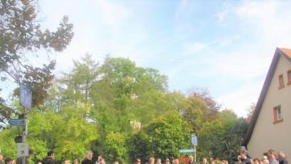 Bild: tu
Stadtheimatpfleger Bernd Piehler (rechts mit Mappe und Mikrophon) informiert die Gruppe beim Halt am Stadtweiher über die Brände.