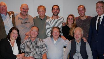 Bild: tr
Das alte und neue Vorstandsgremium des MTT mit Günther Kraus, Karl Schwägerl, Herbert Kreuzer, Julian Mühlmeier (neuer Vorsitzender), Janka Hannemann-Mathes, Matze Wolf und Bürgermeister Franz Stahl (hinten von links) sowie Stefanie Ohle, Anton Beer, Florian Winklmüller und Manfred Grüssner (vorne von links).