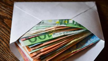 Symbolbild: Patrick Pleul/dpa
23 Weidener haben ein jährliches Einkommen von über einer Million Euro.