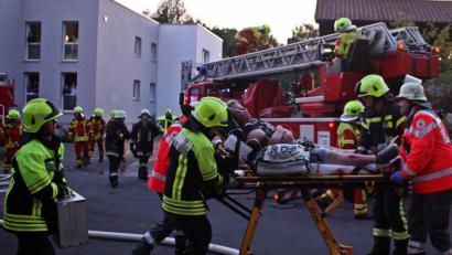 Bild: zer
Großes Gewusel rund um das Haus St. Elisabeth. Dort üben 140 Aktive der Feuerwehr und des Rettungsdienstes den Ernstfall.