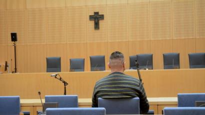 Bild: Gabi Schönberger
Bandar S. wartet auf den Beginn der Verhandlung. Der 28-jährige Koch aus Syrien hat im Januar diesen Jahres seine Partnerin mit einem Messerstich getötet, der eine Vene traf.