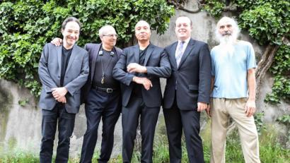 Bild: exb
Pepper Adams legendäres Album „Encounter“ war Vorbild für das Quintett mit Olivier Hutman (Piano), Gary Smulyan (Baritonsaxofon), Ralph Moore (Tenorsaxofon), Bernd Reiter (Schlagzeug) und Stephan Kurmann (Bass). Am 2.Oktober kommen sie ins Bistrot Paris. (v.l.n.r.)