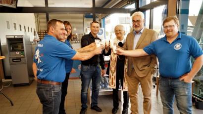 Bild: arw
Wolfgang Stang, Bürgermeister Ruppert Troppmann, Stadtpfarrer Josef Häring und Stefan Legat (von rechts) stoßen mit Alexander Weigl und frischer Mich an.