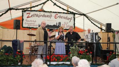 Bild: njn
Im Kirwa-Zelt des Rauchclubs lud die Stadt Erbendorf zum Seniorennachmittag ein. Auf dem Bild (von links) der Projektleiter des Generationen-Netzwerks Roland Lochner mit dritter Bürgermeisterin Sonja Heindl und Rauchclub-Vorsitzender Bernhard Bauernfeind.