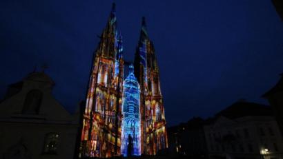 Bild: Vanessa Gewehr
Der Regensburger Dom erstrahlt bei einer Lichtershow.