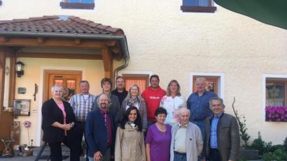 Bild: exb
Info-Besuch auf dem Ferienhof Wegmann in Rodenzenreuth: In der hinteren Reihe von links Angela Burger, Peter Brüchner, Christine Weidmann, Mario Rabenbauer, Tanja Mai, Stefan Müller, Maria Spörer, Norbert Wegmann; vorne von links Helmut Härtl, Margit Bayer, Rosalinde Wegmann, Karl Sticht, Roland Grillmeier.