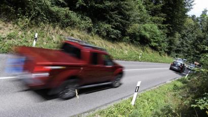 Bild: Edith Geuppert/dpa
Weil ein gefährliches Überholmanöver eines unbekannten Autofahrers fast zu einem fatalen Unfall geführt hätte, appelliert Alexander Zimmermann auf Facebook an den Rowdy.