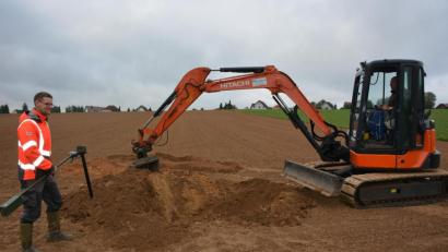 Bild: jr
Auf einem Feld und an einem Weg bei Pleußen (im Hintergrund) suchten Mitarbeiter einer Spezialfirma am Dienstag nach einem Blindgänger aus dem Zweiten Weltkrieg.