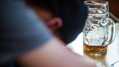 Bild: Lino Mirgeler/dpa
Ein Urteil des Oberlandesgerichts Frankfurt zum Thema Alkohol überrascht.