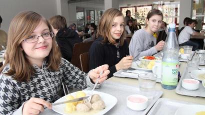 Bild: Hirsch
Das Essen in der neuen Mensa der Volksschule Schwarzenfeld soll altersgerecht sein, fordern die VG-Räte. Wer es liefert, ist noch offen.