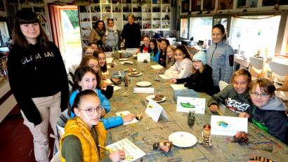 Bild: le
Im Kalmreuther Atelier entwerfen die Schülerinnen und Schüler des Neustädter Gymnasiums fantasievolle Steckbriefe.