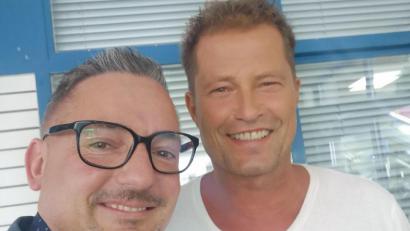 Bild: Thorsten Zintl
Thorsten Zintl machte dieses Selfie mit Til Schweiger. Der Schauspieler sei "immer lustig und mega cool drauf", sagt der Weidener.