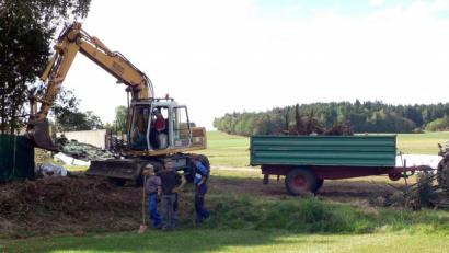 Bild: lep
Der Startschuss für den Bau des Mehrgenerationenspielplatzes in Sassenreuth fällt: Freiwillige Helfer der Dorfgemeinschaft beginnen Ende vergangener Woche mit den Erdarbeiten. Dabei dürfen Bagger sowie Bulldog mit Kipper nicht fehlen. Außerdem werden die Bretter für den Sichtschutzzaun grundiert.