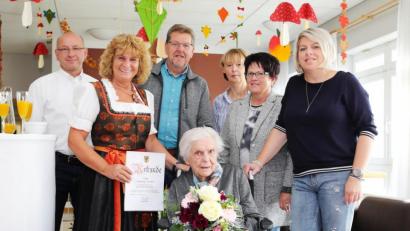 Bild: njn
Ihren 95. Geburtstag feiert Gerdtrud Fischer (sitzend). Mit auf dem Bild (von links) stellvertretender Heimleiter Wolfgang Gruber, dritte Bürgermeisterin Sonja Heindl, Sohn Rudolf Fischer, Verwaltungsangestellte Rosi Weiß, Schwiegertochter Christine Fischer und Enkelin Michaela.
