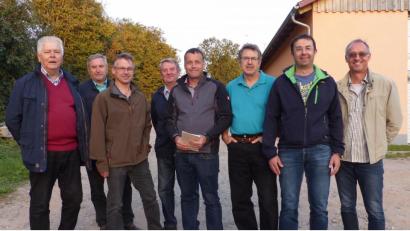 Bild: ads
Die Stadtratsfraktionen von SPD, CWU und FW mit MdL a.D. Reinhold Strobl, Rudolf Bergmann Georg Wendl, Sepp Werner, stellvertretender Bürgermeister Uwe Bergmann, Gerald Dagner, Manfred Birner und Georg Dobmeier überzeugten sich dieser Tage in Trichenricht vom gelungenen Abschluss des Bauabschnitts 22 des Abwasserentsorgungskonzepts und thematisierten die anstehende einfache Dorferneuerung in Mertenberg .