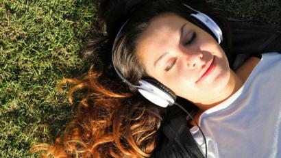 Bild: Spectral-Design – stock.adobe.com
Hören Sie sich glücklich mit Musik.