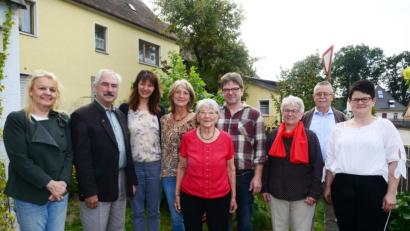 Bild: bey
Barbara Stangl (Fünfte von links) feiert ihren 80. Geburtstag. Am Montagvormittag gratulieren im Beisein ihrer Kinder Michaela, Anni und Peter (hinter der Jubilarin) Seniorenbeauftragte Isolde Gewargis, Bürgermeister Karl-Heinz Preißer (von links) sowie die Vertreterinnen des Katholischen Frauenbunds und OWV-Vorsitzender Wolfgang Eimer,