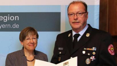 Bild: exb
Regierungspräsidentin Heidrun Piwernetz überreichte Heinz Jahreis das Steckkreuz für besondere Verdienste um das Feuerlöschwesen.