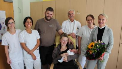 Bild: Kliniken Nordoberpfalz AG, Michael Reindl
Der kleine Marco ist die 1000. Geburt am Klinikum Weiden. Mama Christina und Papa Sebastian sind mächtig stolz. Für das Klinikum Weiden gratulieren (von links nach rechts) MUDr. Denisa Kazdova, Hebamme Francesca Ignaccolo, Oberarzt Dr. Karl-Heinz Mark, stellvertretende Stationsleiterin Elisabeth Kick und stellvertretende Pflegedirektorin Michaela Hutzler.