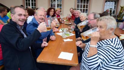 Bild: no
Gut gelaunt lassen sich die Besucher des Hopfenfestes das Illschwanger Hopfenbier schmecken.