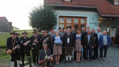 Bild: exb/Simon Schmidkonz
Die Böllerschützen sowie die Soldaten- und Reservistenkameradschaft aus Tirschenreuth (von links) gratulierten Gerhard Spitzl (Neunter von rechts) zum 70. Geburtstag. Ebenso die Feuerwehr Rosall sowie der Arbeitskreis Historisches Handwerk.
