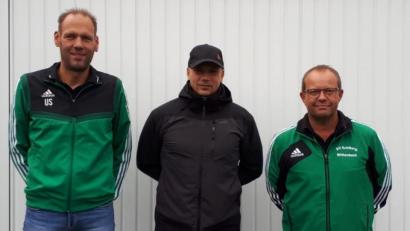 Bild: exb
René Niemann (Mitte) ist der neue Trainer des SV Kohlberg. SV-Abteilungsleiter Uwe Schmidt (links) und 2. Vorsitzender Norbert Merkel begrüßten den „Neuen“.