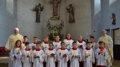 Bild: gi
15 neue Ministranten wurden beim Gottesdienst in der Pfarrkirche durch Pfarrer Josef Most und Diakon Herbert Sturm (links) aufgenommen. Sie freuten sich und gratulierten.