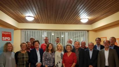 Bild: Jonas Lay
Bei der Nominierungskonferenz (vorne, von links): Andrea Meier, Karin Lay, Monika Rambach, Veronika Frenzel, Gabi Pilz, Hans Hartinger, Franz Kölbl, Vorsitzender Markus Bayer; hinten, von links: Peter Karzmarczyk, Patrick Hackl, Udo Fechtner, Reiner Volkert, Werner Cermak, Franz Bleicher, Thorsten Kraft und Altbürgermeister Richard Gaßner.