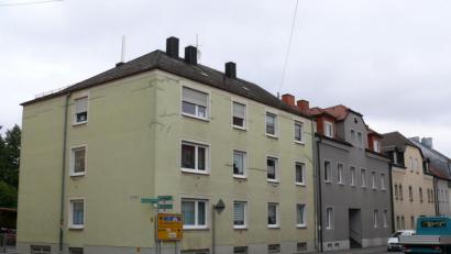 Bild: kgg
Auf der freien Fläche an der Fassade des Anwesens Egerer Straße/Liststraße (rechts neben der Fensterreihe) wollte ein auswärtiger Antragsteller eine rund 12 Quadratmeter große Werbeanlage montieren. Der Stadtrat lehnte das Vorhaben ab.