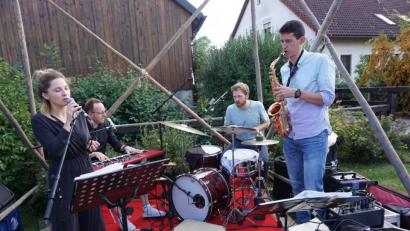 Bild: dom
Das "Strompost Kollektiv" sorgt mit jazzigen Klängen für die passende Begleitmusik.