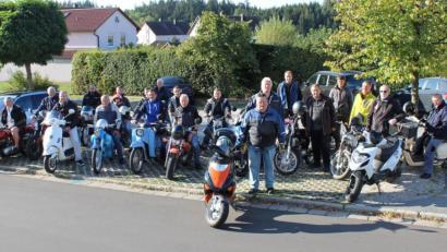 Bild: att
Bei herrlichem Herbstwetter machten sich 20 Zweiradfahrer mit der Thumsenreuther Feuerwehr auf eine Reise durch das Kemnather Land. Doch die Ausfahrt war nicht ohne Pannen. Die älteste Maschine (Baujahr 1951, 248 Kubikzentimeter, mit Beiwagen) steuerte Alfons Höcht (links).