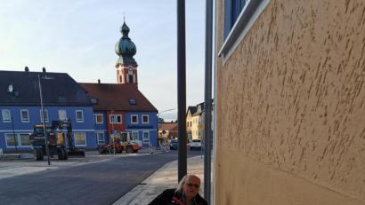 Bild: gz
Der Anlieger Josef Meckl zeigt auf den Spalt zwischen Steinfliesen und Hausmauer hin.