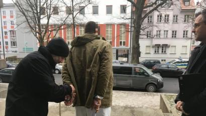 Bild: ca
Die Mutter ist tot. Der Partner wird, nachdem er von Mittwoch auf Donnerstag in Polizeigewahrsam war, hier gerade in die JVA Weiden gebracht. Doch was wird aus den Kindern?