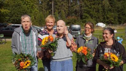 Bild: mmj
Heimleiterin Petra Spachtholz (Zweite von links) überreichte Heimbewohnern und Mitarbeiterinnen Blumen für jahrzehntelange Zugehörigkeit zum "Haus Fuchsenschleife".
