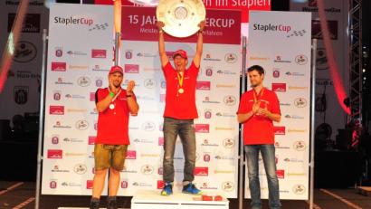 Bild: StaplerCup/Klaus Voit und Daniel Peter
Max Üblacker junior (links) aus Flossenbürg hat es aufs Siegertreppchen geschafft. Er ist deutscher Vizemeister im Gabelstaplerfahren. Erster ist Erwin Brummer aus Gambach, den 3. Platz belegt Sebastian Schenkelberg aus Isenburg-Neuwied.