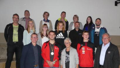 Bild: rn
SCE-Vorsitzender Thomas Mikolei (vorne, links), SCE-Spartenleiterin Hannelore Ott (vorne, Mitte) und dritter Bürgermeister Klaus Lehl (rechts) gratulieren beim Ehrenabend Speerwerfer Paul Pöllmann (vorne, Zweiter von links) zu seinem Erfolg auf Bundesebene. Rosen überreichten ihm die Leichtathletik-Kolleginnen Ronja Melzner, Julia Spillner und Milena Gebhardt (mittlere Reihe, Zweite bis Vierte von links).