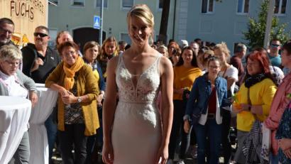 Bild: jr
Aktuelle Brautmode präsentierten fünf Models am Oberen Markt in Mitterteich. Die Zuschauer sparten nicht mit Beifall.
