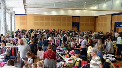 Bild: bgm
Viele Verkäufer, viele Besucher: Der fünfte Baby-Kinder-Tischflohmart der Krabbelgruppe ist ein enormer Erfolg.