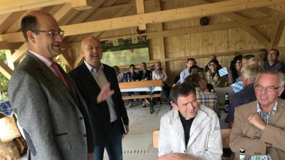 Bild: eig
Finanzminister Albert Füracker (links) und der CSU-Bürgermeisterkandidat Armin Betz im Gespräch mit Vereinsverantwortlichen; mit im Bild Pfarrer Max Früchtl (sitzend neben Betz).