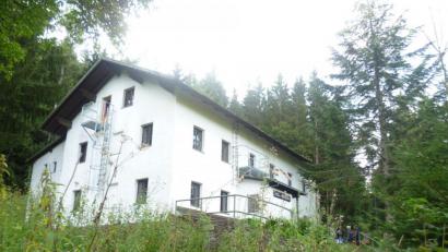 Bild: exb
Sie ist der Schatz der Gemeinschaft St. Georg: Die Jugendfreizeitstätte Althütte am Kleinen Arbersee wird 50 Jahre.