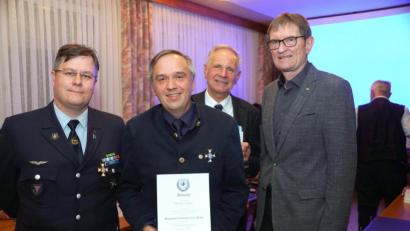 Bild: bkr
Der Präsident des Bayerischen Soldatenbundes, Oberst a.D. Richard Drexl (rechts), überreichte die von ihm unterzeichneten Urkunden an Marcus Köppel, Thomas Semba und Bernhard Kopp (von links).