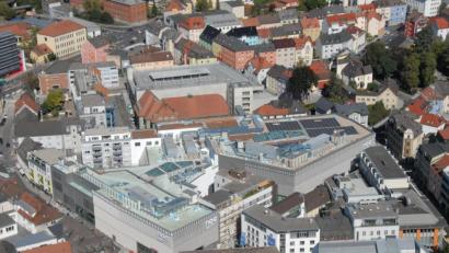 Luftbild: Michael Ascherl
Eingebettet in die Bebauung der westlichen Innenstadt entstand das neue Nordoberpfalz-Center, das am Donnerstag eröffnet wird. Über einen Steg angebunden ist auch ein Parkdeck (Bildmitte) mit 480 Stellplätzen.
